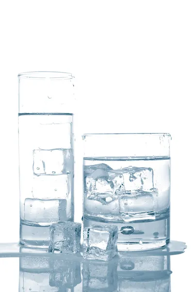 Water met ijsblokjes — Stockfoto