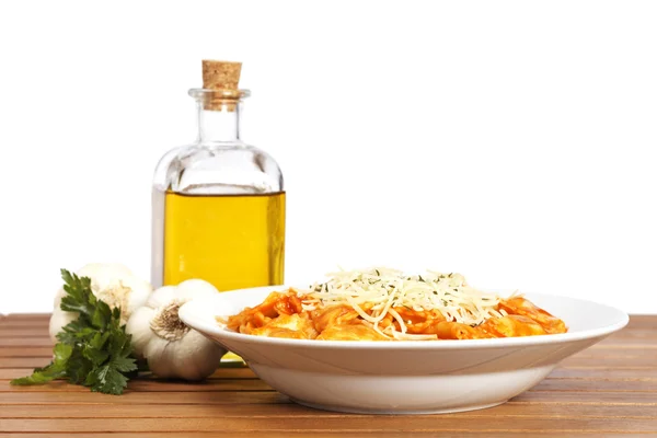 Ιταλικά ζυμαρικά με τυρί και ντομάτα — Φωτογραφία Αρχείου