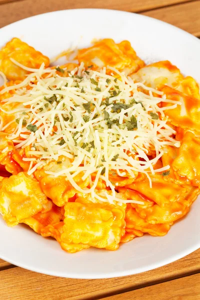 Italiensk pasta med ost och tomat — Stockfoto