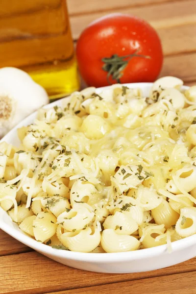 치즈와 토마토를 곁들인 이탈리아 파스타 — 스톡 사진