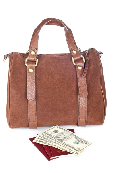 Bolso marrón con dos pasaportes y dinero — Foto de Stock