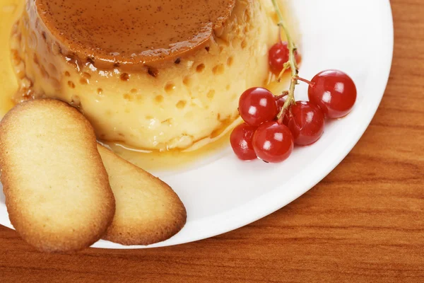 Crema caramello dolce con ribes rosso e biscotti — Foto Stock