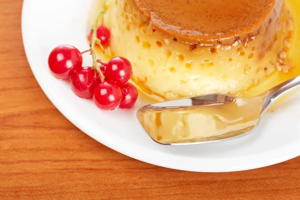 Crema caramello dessert con ribes rosso — Foto Stock