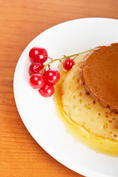 Карамельный десерт с красной смородиной — стоковое фото