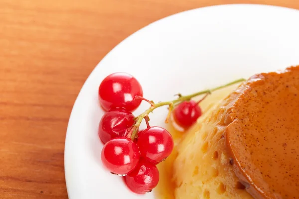 Crème caramel dessert met rode aalbessen — Stockfoto