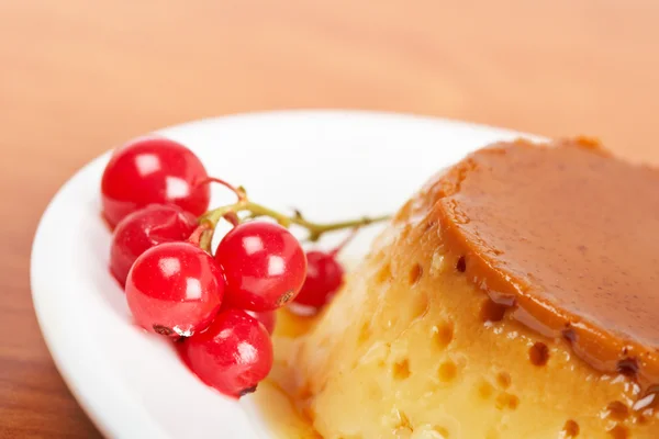 Sobremesa de caramelo de creme com groselhas vermelhas — Fotografia de Stock