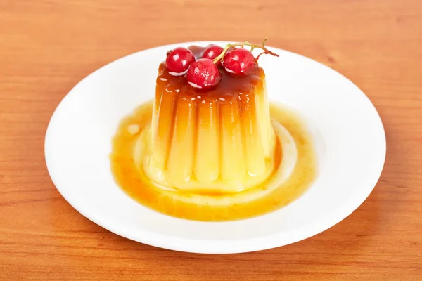 Cream caramel dessert with red currants — Stock Photo, Image