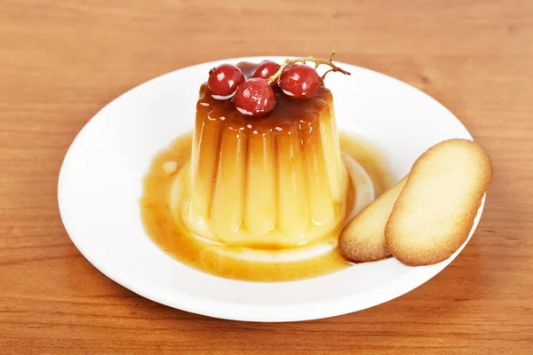 Crème caramel dessert met rode aalbessen en gebak — Stockfoto