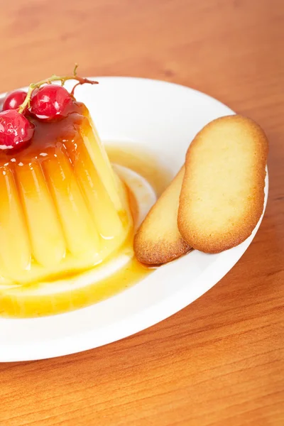 Crème caramel dessert met rode aalbessen en cookies — Stockfoto