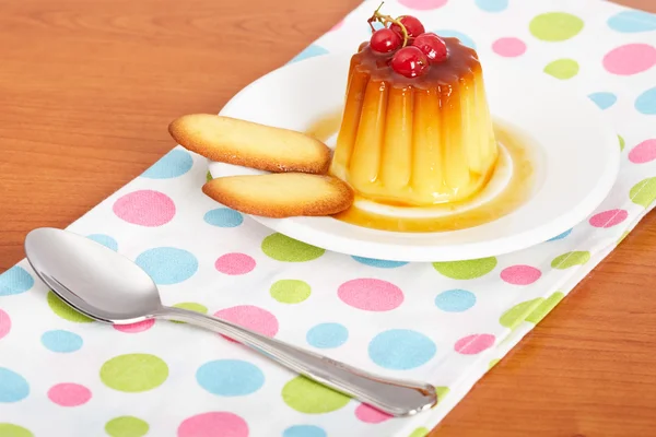 Crème caramel dessert met rode aalbessen en cookies — Stockfoto