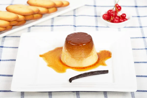 Cream caramel dessert and cookies — Stock Photo, Image