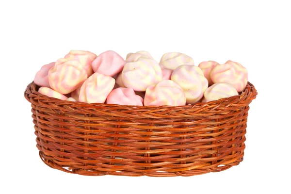 Marshmallows rosa na cesta — Fotografia de Stock