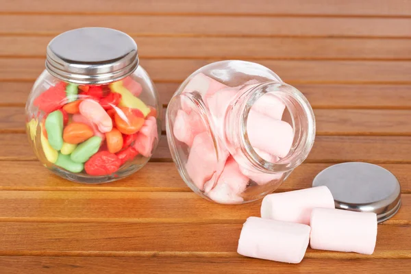 Kleurrijke snoepjes en roze marshmallows — Stockfoto