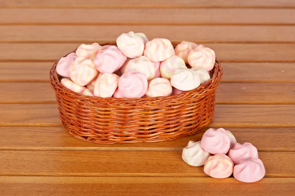 Rosa marshmallows i korgen — Stockfoto