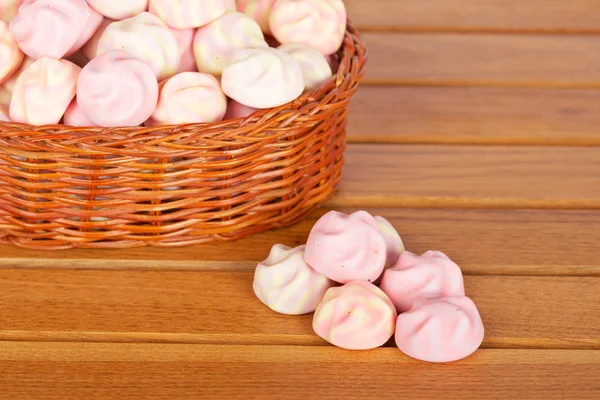 Marshmallows rosa na cesta — Fotografia de Stock
