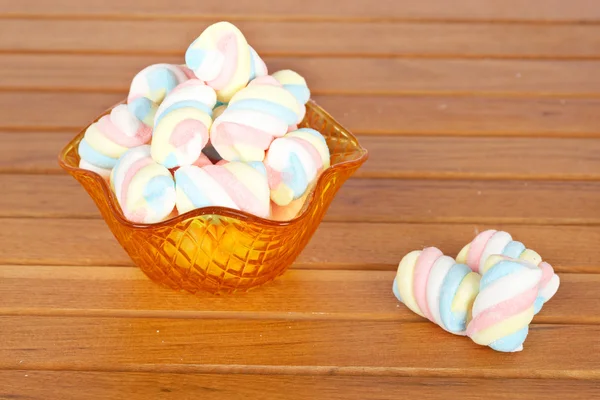 Růžový marshmallows v skleněná mísa — Stock fotografie