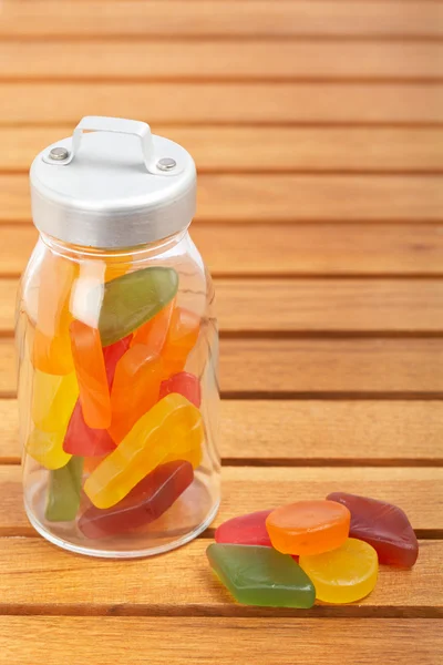 Caramelos en el frasco de vidrio — Foto de Stock