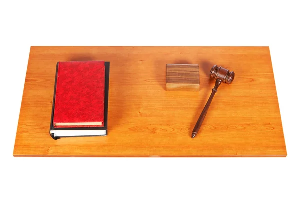 Gavel av trä och böcker om juridik — Stockfoto