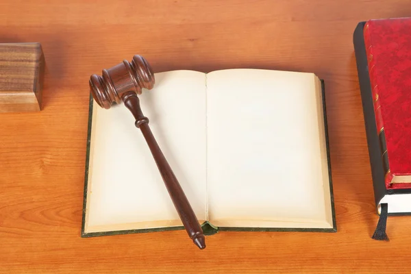 Martillo de madera y libro de leyes — Foto de Stock