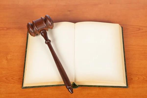 Martelo de madeira e livro de direito — Fotografia de Stock