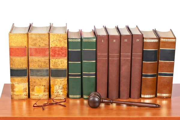 木槌和旧法律书籍 — 图库照片