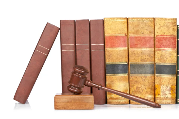 Ξύλινο σφυρί και παλιά βιβλία του νόμου — Φωτογραφία Αρχείου