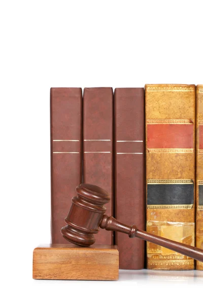 Gavel en bois et vieux livres de droit — Photo