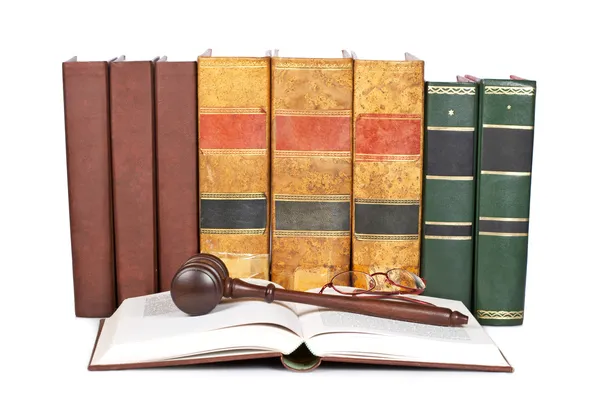 Деревянный молоток и книги по праву — стоковое фото