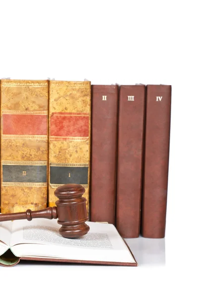 木槌和旧法律书籍 — 图库照片