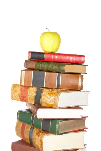 Κίτρινο μήλο στο σωρό των βιβλίων — Φωτογραφία Αρχείου