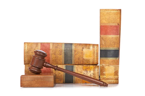 Martelo de madeira e livros antigos de direito — Fotografia de Stock