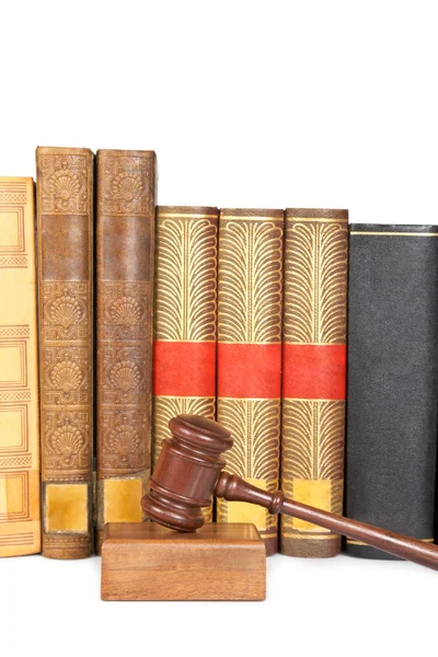 Martillo de madera y libros de leyes — Foto de Stock