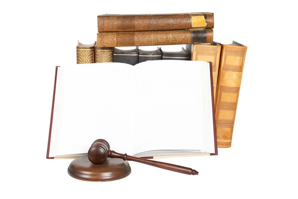 Martelo de madeira e livros de direito — Fotografia de Stock