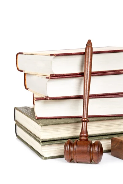 Holzgabel und Gesetzesbücher — Stockfoto