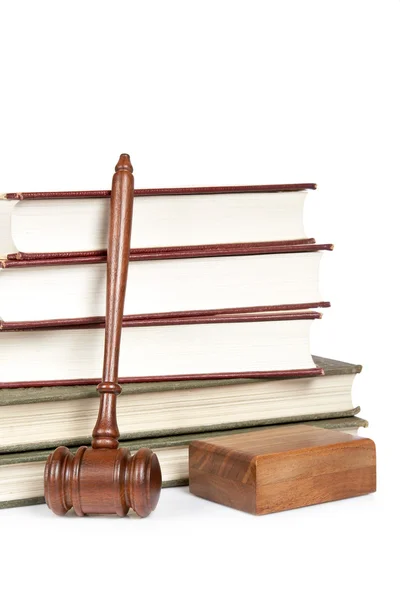 Ξύλινο σφυρί και νομικά βιβλία — Φωτογραφία Αρχείου