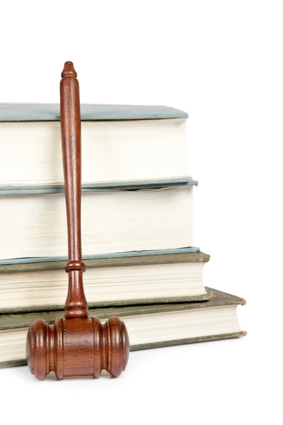 Ξύλινο σφυρί από το Δικαστήριο και δίκαιο βιβλία που απομονώνονται σε λευκό φόντο. SHA — Φωτογραφία Αρχείου