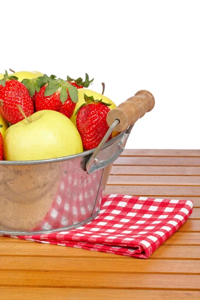 Schüssel mit Erdbeeren und Äpfeln — Stockfoto