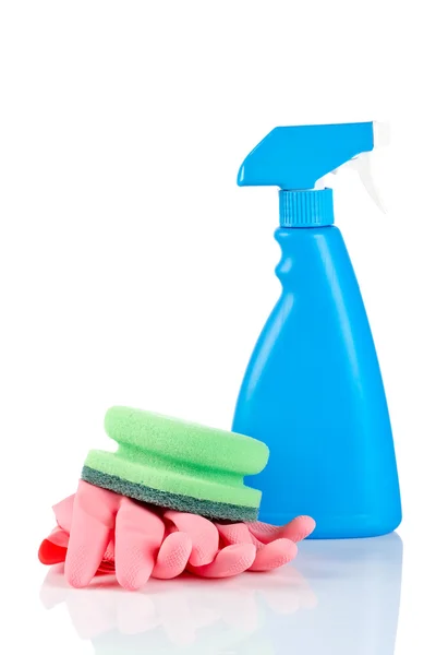 Butelka z rozpylaczem detergentu, gąbki i rękawice — Zdjęcie stockowe