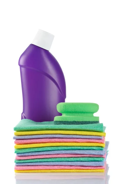 Frasco de detergente de plástico y esponjas — Foto de Stock