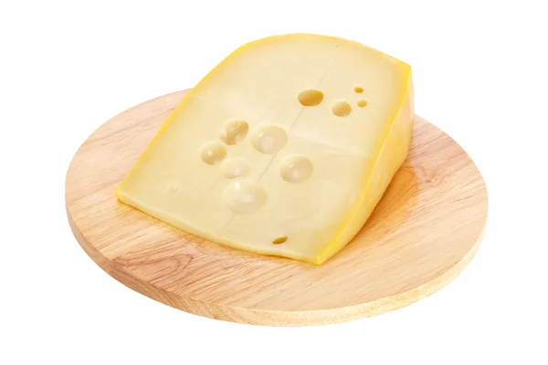 Τυρί στο ξύλινο πιάτο — Φωτογραφία Αρχείου