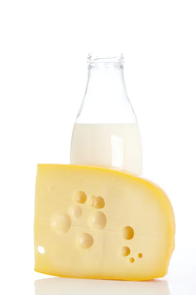 Queijo e garrafa de leite — Fotografia de Stock