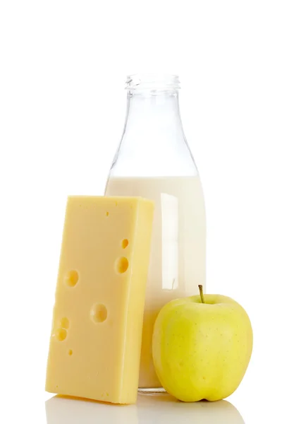 Queijo, maçã e garrafa de leite — Fotografia de Stock