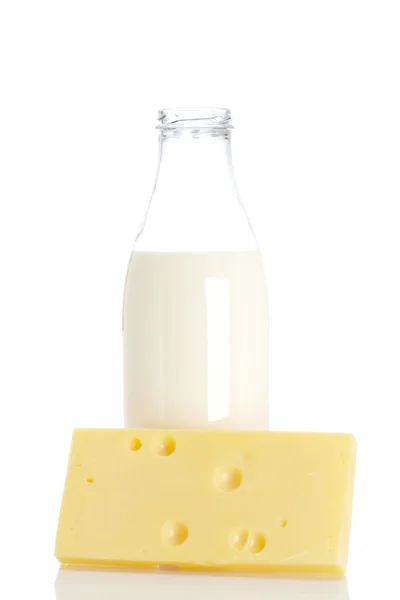 Сыр и молочная бутылка — стоковое фото