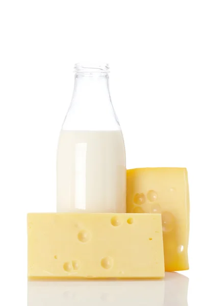 Сир і молочна пляшка — стокове фото