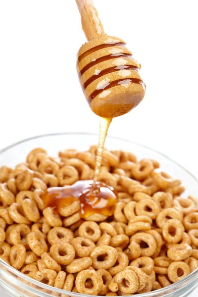 Verter miel sobre los copos de maíz —  Fotos de Stock