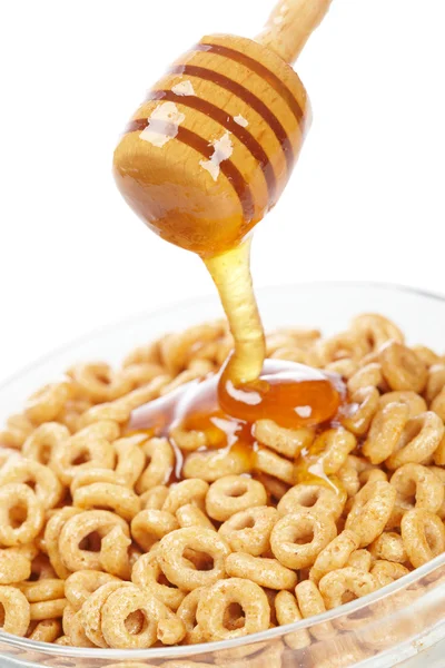 Verter miel sobre los copos de maíz —  Fotos de Stock
