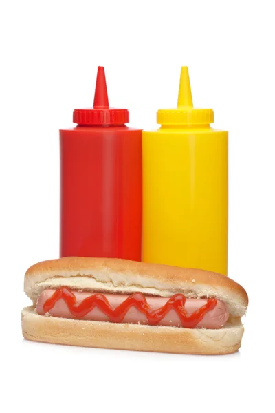 Perro caliente con ketchup y botellas de mostaza —  Fotos de Stock