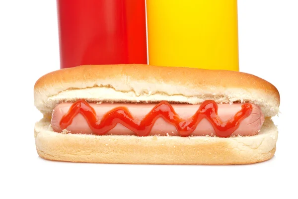 Hot dog con ketchup e bottiglie di senape — Foto Stock