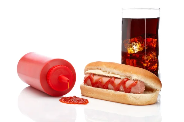 Hot-doga i cola szkła — Zdjęcie stockowe