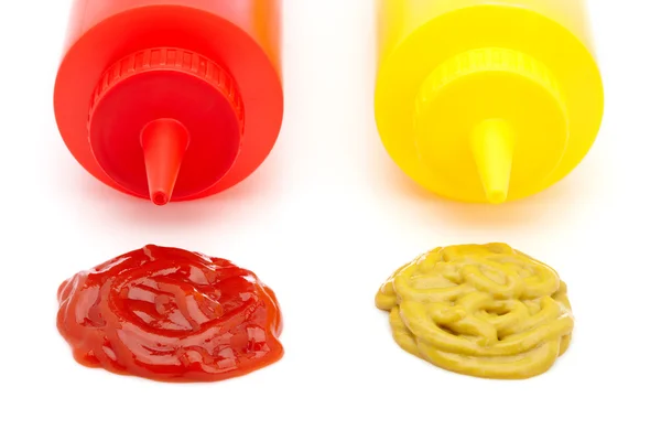 Ketchup och senap flaskor — Stockfoto
